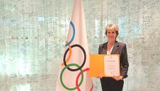 Стефка е в миналото: Весела Лечева се подписа на стената на олимпийците в МОК