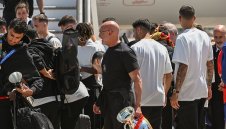 Еуфория в Мадрид! „Ла Фурия“ се прибра в Испания и показа Купата