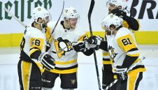 Младок прати Питсбърг напред в плейофите