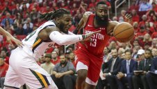 Ракетите и Елените тръгнаха ударно в плейофите  на НБА