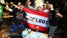 Юмруци, бутилки и бухалки: Пияни фенове на Рома и Фейенорд се млатиха в Албания