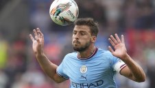 Изловиха играч на Ман Сити да се целува с нова мацка на луксозна яхта + СНИМКА