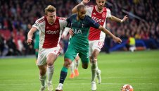 Червените дяволи се отказаха от Де Лихт