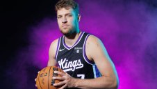 Стеф Къри наказа Сакраменто в  края, Везенков без точка