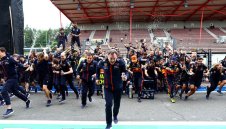 Отново счупен! Сега Ред Бул сами потрошиха приза за триумфа на "Спа"