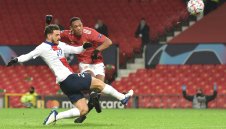 Бербатов: Марсиал да се учи от Кавани