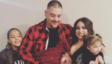 Жена изхвърли на улицата шампион по бокс, багажът му е в кофи за боклук