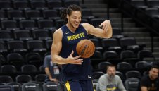 Домашното куче нахапа шампион с Денвър в НБА