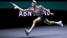 Синер вдигна титлата в Ротердам, след като победи палача на Гришо