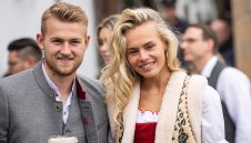 Мацката на защитник от Байерн се показа гола от леглото + СНИМКА