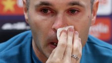 Иниеста: Искам да остана вечно в Барса, но няма да променя решението си