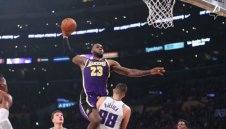 ЛеБрон и Веждата се справиха и със Сакраменто