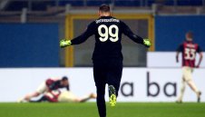 Донарума пише история срещу Интер