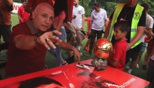 Стоичков чака феновете на Барса на "Камп Ноу"