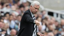 Танцува, псува, бута и "бие" глави: Това е Алън Пардю