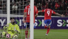 Северна Ирландия удари „джудже“, Чили разби Парагвай