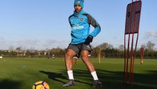 Стомашен вирус отлага дебюта на Оба за Арсенал