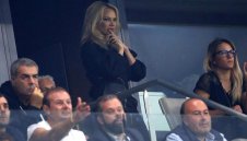 Памела Андерсън гледа мач на гаджето си