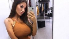 Едрогърда журналистка остана по бельо и подлуди мъжете + СНИМКИ