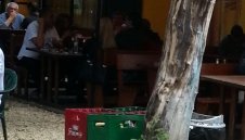 Бивш шеф на ЦСКА сърба бира със засукани мацки в "Мазното"