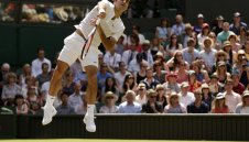 Федерер загуби сет, но продължава напред