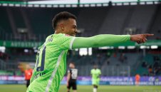 Лийдс уреди първия си нов играч за новия сезон, нападател е