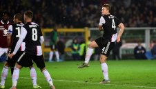 Де Лихт спечели дербито на Торино за Юве