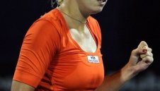 Возняцки започна с победа защитата на титлата си в Дубай