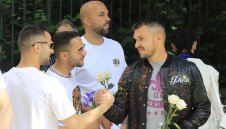 Фенове на Левски изпратиха Валери Божинов с благодарствен плакет