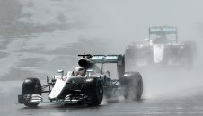 Хамилтън без конкуренция у дома