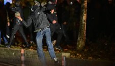 Футболни фенове са хвърляли павета по полицаи + ВИДЕО