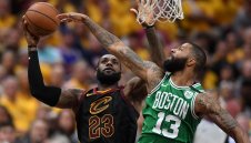 ЛеБрон наниза 44 и Кливланд изравни