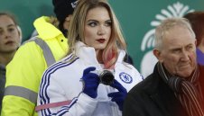 Жадна за футбол! Фенка на Челси гледа Евертън - Юнайтед! + СНИМКИ