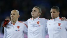 Холандия ще стряска футболно джудже с Робен
