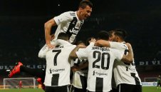 От обич: "Старата госпожа" дава нов договор на един от любимите си кавалери