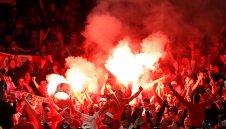 Кьолн като феновете си, полудя след санкция на УЕФА