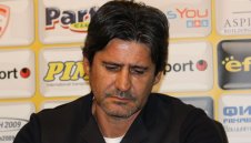 Фенове на Левски за Николай Костов: Събличай!