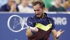 Медведев започна слабо, но елиминира Де Минор