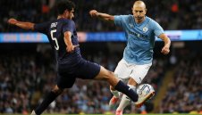 Не остарява! Мартин Петров вкара за Ман Сити в бенефиса на Компани