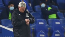 Стив Брус отказа да хвърли оставка след нов резил на Нюкасъл