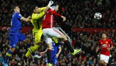 Дузпа в 94-та минута измъкна Манчестър Юнайтед