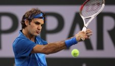 Федерер в тренировъчно темпо мина през Кудла