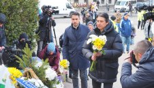 Футболисти и шефове на Левски поднесоха цветя на паметника на Апостола