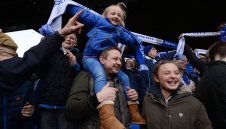 Лестър радва феновете си с понички и бира