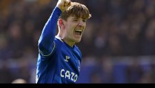 Карамелите твърдо режат желаещите за младок