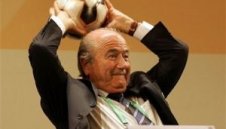 Сеп Блатер размахва юмрук към Германия