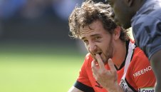 Ужас в Англия! Капитанът на Лутън колабира на терена