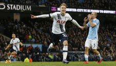 Ериксен преподписва с Шпорите