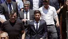 Меси преподписва? Спипаха баща му в Барселона