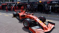 Ферари силни в Канада, Хамилтън се удари